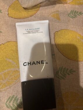 CHANEL La Mousse Cleansing Cream-to-Foam White with Black Cap